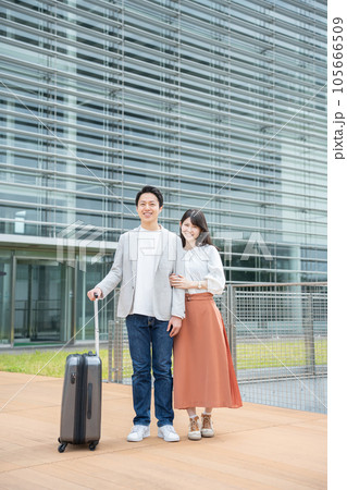 キャリーケースを持ったカップル(旅行・空港) キャリーケースを持ったカップル(旅行・空港) 105666509