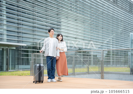 キャリーケースを持ったカップル（旅行・空港） 105666515