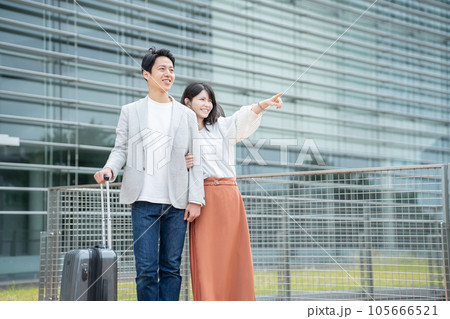 キャリーケースを持ったカップル(旅行・空港) キャリーケースを持ったカップル(旅行・空港) 105666521