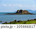 瀬戸内海の海岸風景、寄島町三郎島海岸から見た三ツ山 105666817
