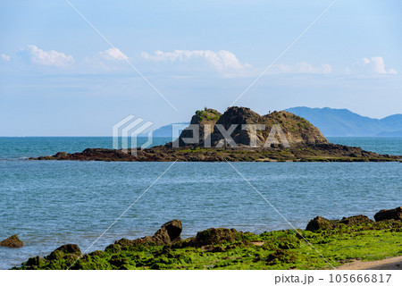瀬戸内海の海岸風景、寄島町三郎島海岸から見た三ツ山 105666817