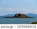 瀬戸内海の海岸風景、寄島町三郎島海岸から見た三ツ山 105666818