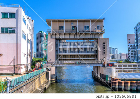 日本の東京都市景観　南高橋から亀島川水門などを望む（水門の左奥は大川端リバーシティ21方向） 105666881