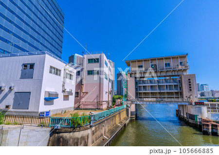 日本の東京都市景観 南高橋から亀島川水門などを望む(水門の左奥は大川端リバーシティ21方向) 日本の東京都市景観 南高橋から亀島川水門などを望む(水門の左奥は大川端リバーシティ21方向) 105666885