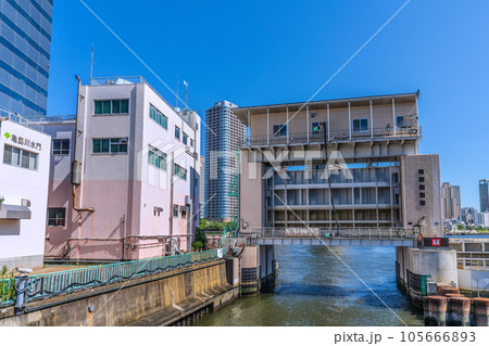 日本の東京都市景観　南高橋から亀島川水門などを望む（水門の左奥は大川端リバーシティ21方向） 105666893