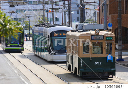 新型車両を従えて進む、広島電鉄の650形「被爆車両」 新型車両を従えて進む、広島電鉄の650形「被爆車両」 105666984