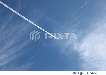 飛行機雲と青空 105667697