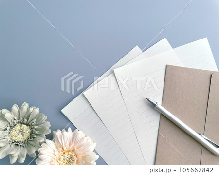 レターセットとペンと花 105667842