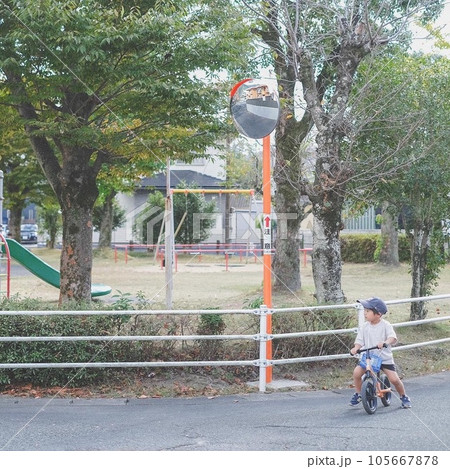 公園を見つめる子供 105667878