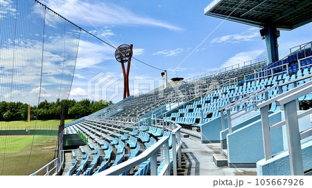 夏空と岡崎市民球場(岡崎レッドダイヤモンドスタジアム)のスタンド〈岡崎中央総合公園/愛知県岡崎市〉 105667926
