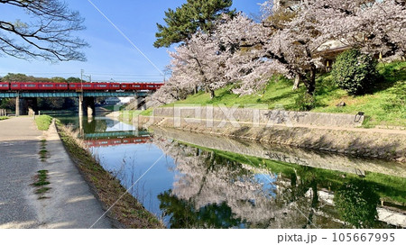 青空と満開の桜と赤い名鉄電車の水鏡〈伊賀川/愛知県岡崎市〉 青空と満開の桜と赤い名鉄電車の水鏡〈伊賀川/愛知県岡崎市〉 105667995