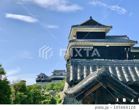 五月晴れの青空に映える伊予松山城(小天守・太鼓櫓・戸無門)〈愛媛県松山市〉 105668120