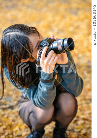 紅葉を撮影する女性 105668145