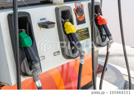 ガソリンスタンドの給油機 105668151