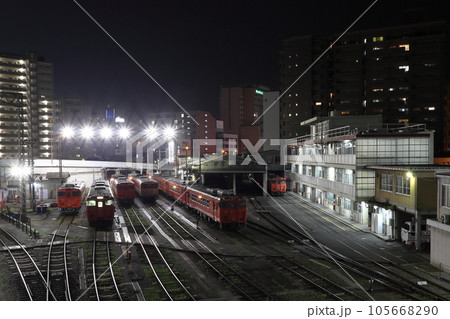 夜の後藤総合車両所岡山気動車支所にて（岡山県岡山市北区） 105668290
