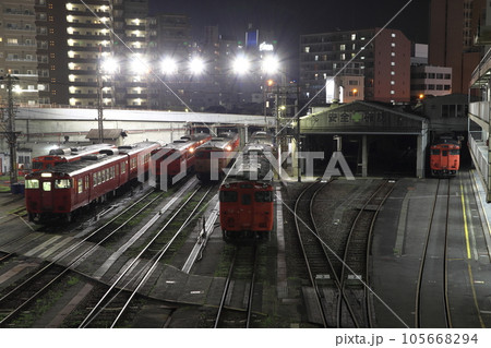 夜の後藤総合車両所岡山気動車支所にて（岡山県岡山市北区） 105668294