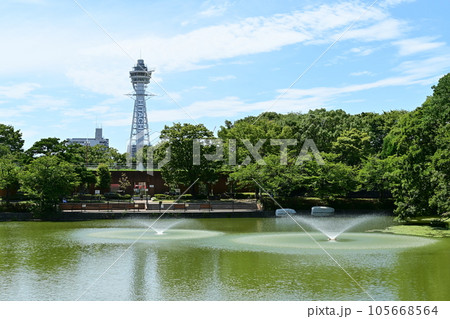 通天閣を天王寺公園付近の池から見た風景 105668564