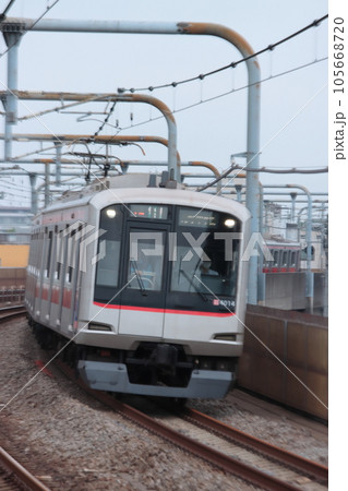 カーブを描きながら西武池袋緩行線を走行する東急5000系電車_2023/6/10撮影 105668720