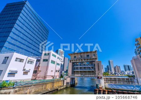 日本の東京都市景観 南高橋から亀島川水門などを望む(水門の左奥は大川端リバーシティ21方向) 日本の東京都市景観 南高橋から亀島川水門などを望む(水門の左奥は大川端リバーシティ21方向) 105668746