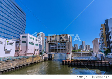日本の東京都市景観 南高橋から亀島川水門などを望む(水門の左奥は大川端リバーシティ21方向) 日本の東京都市景観 南高橋から亀島川水門などを望む(水門の左奥は大川端リバーシティ21方向) 105668747