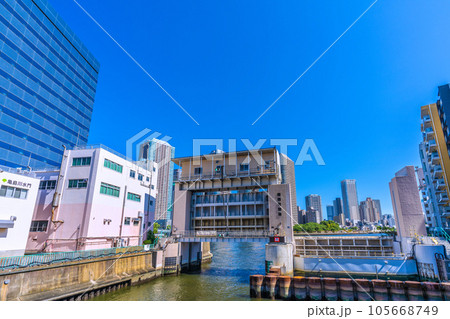 日本の東京都市景観　南高橋から亀島川水門などを望む（水門の左奥は大川端リバーシティ21方向） 105668749