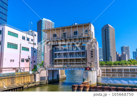 日本の東京都市景観　南高橋から亀島川水門などを望む（水門の左奥は大川端リバーシティ21方向） 105668750
