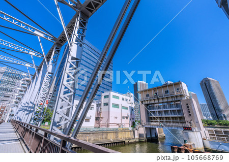日本の東京都市景観 南高橋から亀島川水門などを望む(水門の左奥は大川端リバーシティ21方向) 日本の東京都市景観 南高橋から亀島川水門などを望む(水門の左奥は大川端リバーシティ21方向) 105668769