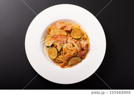 トマトソースのズッキーニとベーコンのパスタ 105668908