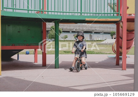 公園で遊ぶ幼児 公園で遊ぶ幼児 105669129