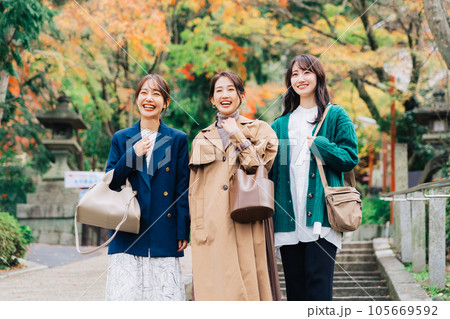 紅葉シーズンに旅行をする女性3人組 105669592