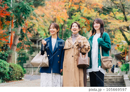 紅葉シーズンに旅行をする女性3人組 105669597