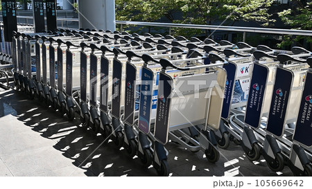 関西国際空港の手押しカート置き場 関西国際空港の手押しカート置き場 105669642