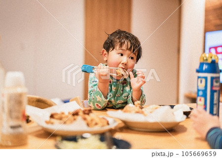 食事をする男の子 食事をする男の子 105669659