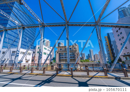 日本の東京都市景観　南高橋から亀島川水門や大川端リバーシティ21などを望む 105670111