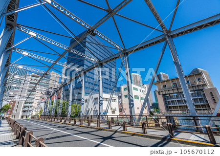 日本の東京都市景観　南高橋から亀島川水門や大川端リバーシティ21などを望む 105670112