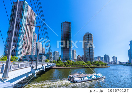 日本の東京都市景観 中央大橋を通過した水上バス「エメラルダス」や大川端リバーシティ21などを望む 日本の東京都市景観 中央大橋を通過した水上バス「エメラルダス」や大川端リバーシティ21などを望む 105670127