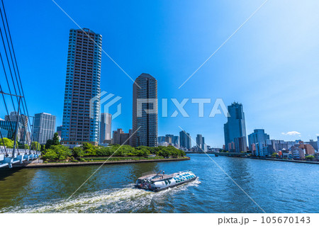 日本の東京都市景観 中央大橋を通過した水上バス「エメラルダス」や大川端リバーシティ21などを望む 105670143