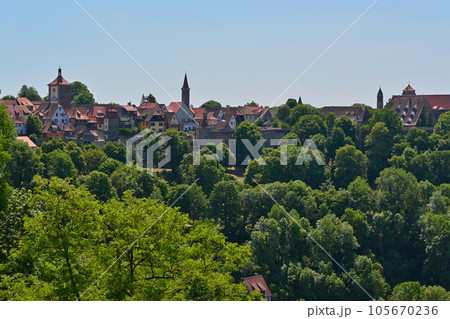 ローテンブルク・ブルク公園から望む街並みと森／ドイツ 105670236