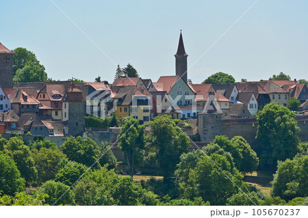 ローテンブルク・ブルク公園から望む街並みと森/ドイツ ローテンブルク・ブルク公園から望む街並みと森/ドイツ 105670237