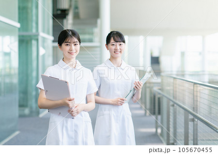 病院で働く若い女性看護師 105670455