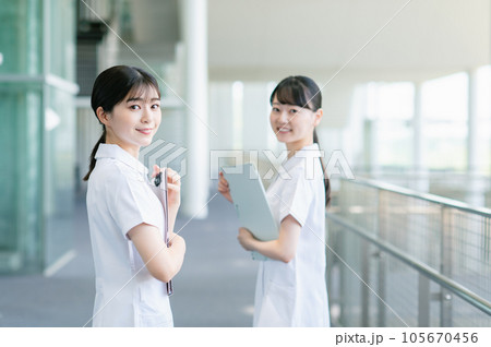病院で働く若い女性看護師 105670456