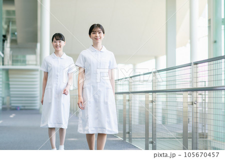 病院で働く若い女性看護師 105670457