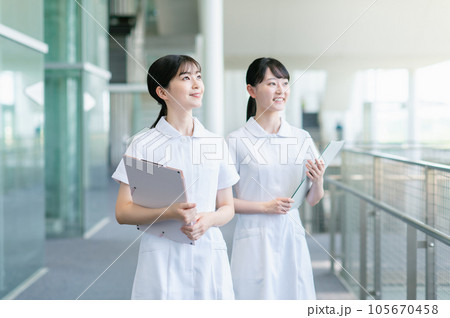 病院で働く若い女性看護師 105670458