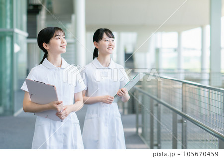 病院で働く若い女性看護師 病院で働く若い女性看護師 105670459