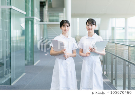 病院で働く若い女性看護師 105670460