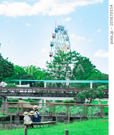 遊園地で座る親子 遊園地で座る親子 105670554