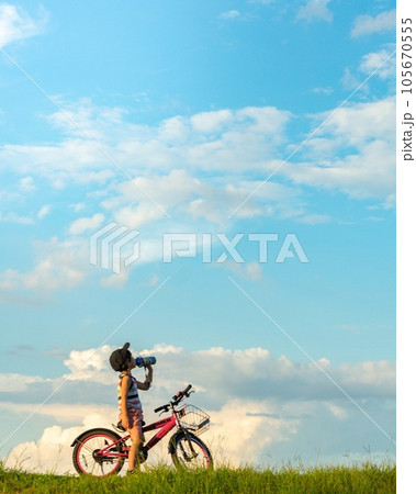 自転車に乗る男の子 自転車に乗る男の子 105670555
