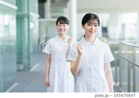 病院で働く若い女性看護師 105670697