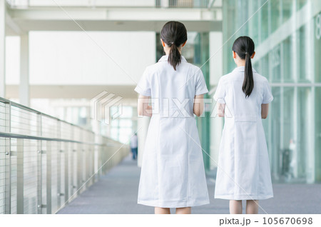 病院で働く若い女性看護師 病院で働く若い女性看護師 105670698