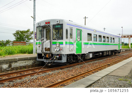 志文駅で、キハ150形気動車（キハ150-102） 105671255